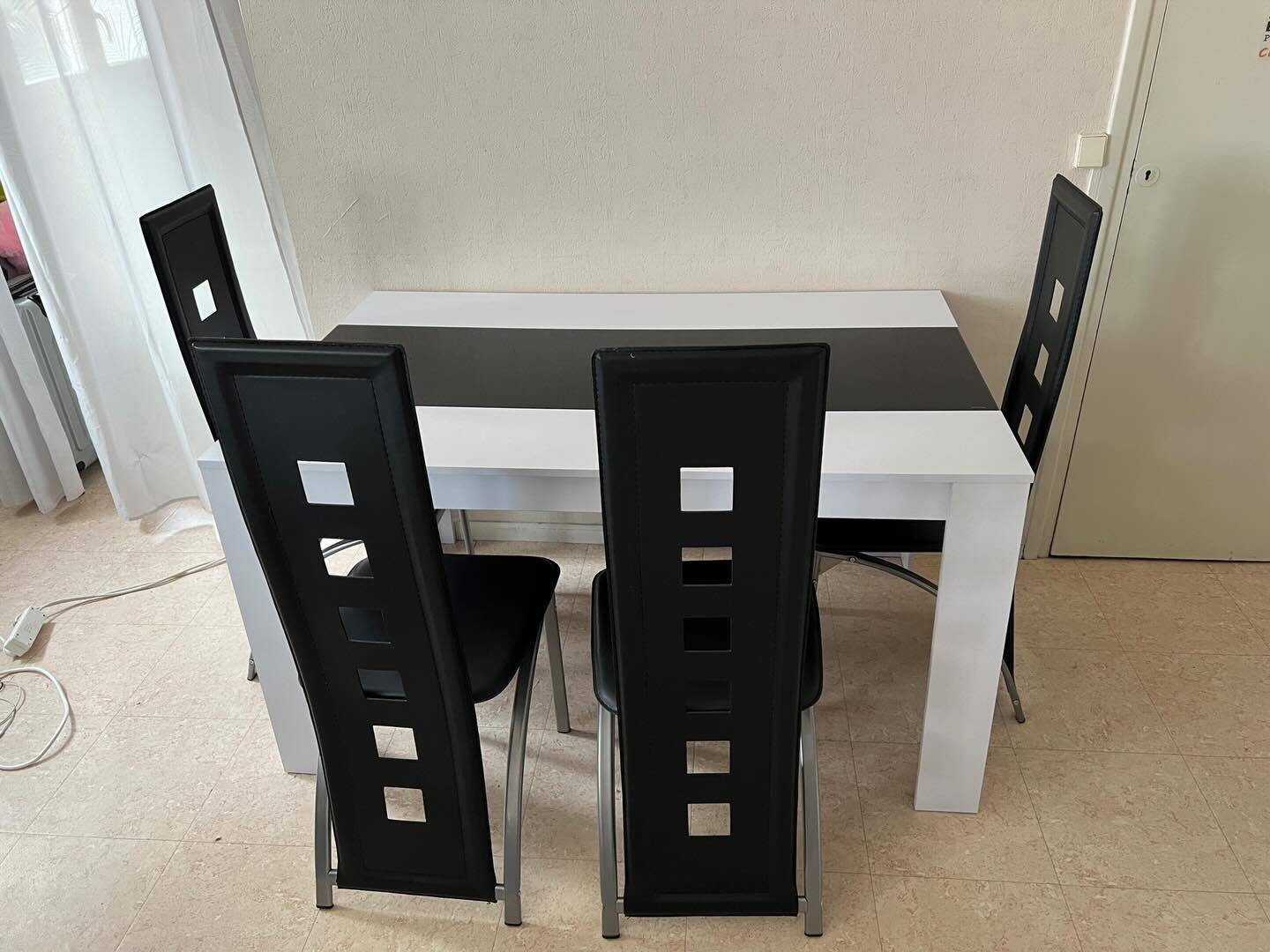 Complete dining table set + 4 chairs