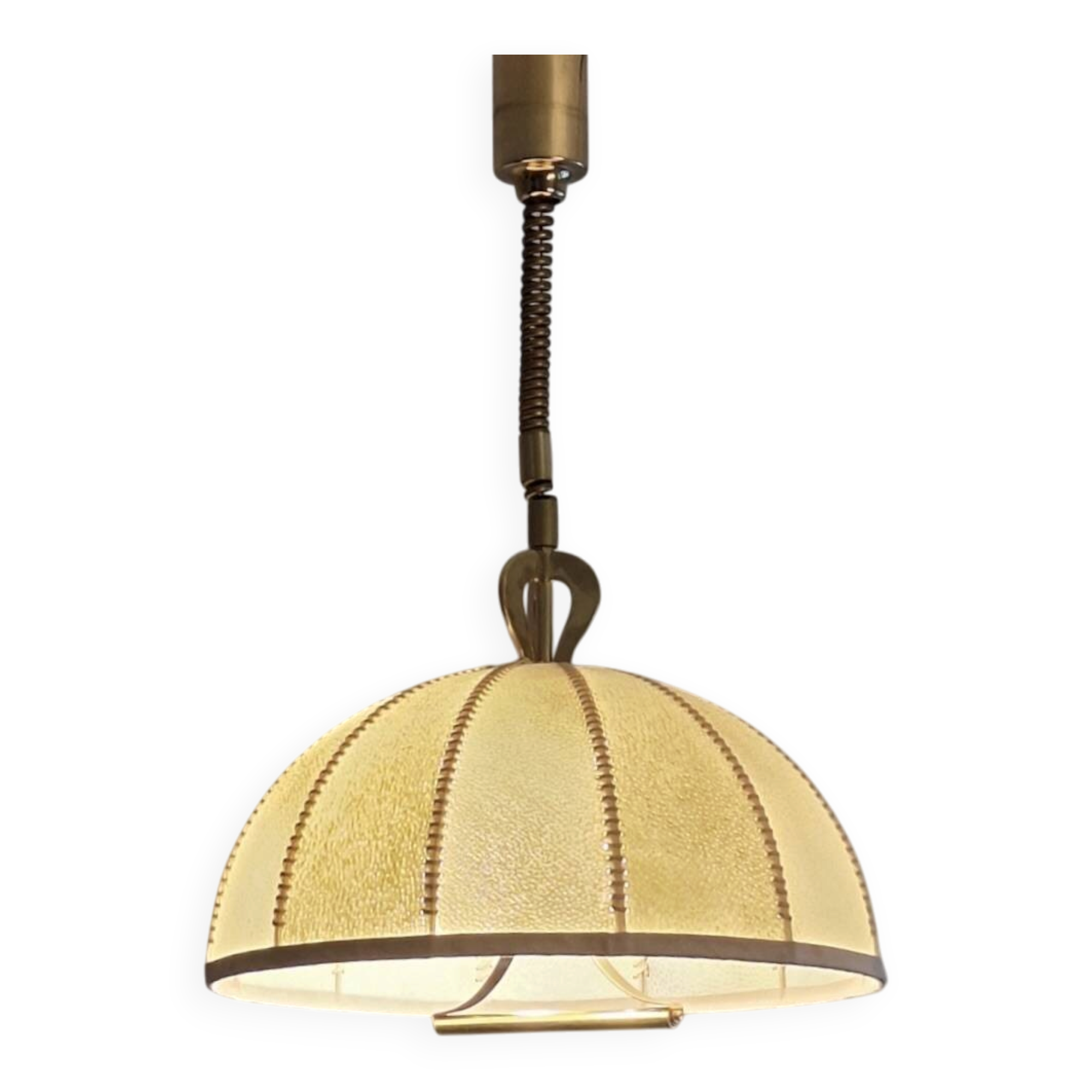 Grand chandelier en cuir, vélin et laiton en forme de cocon, Italie années 1950.