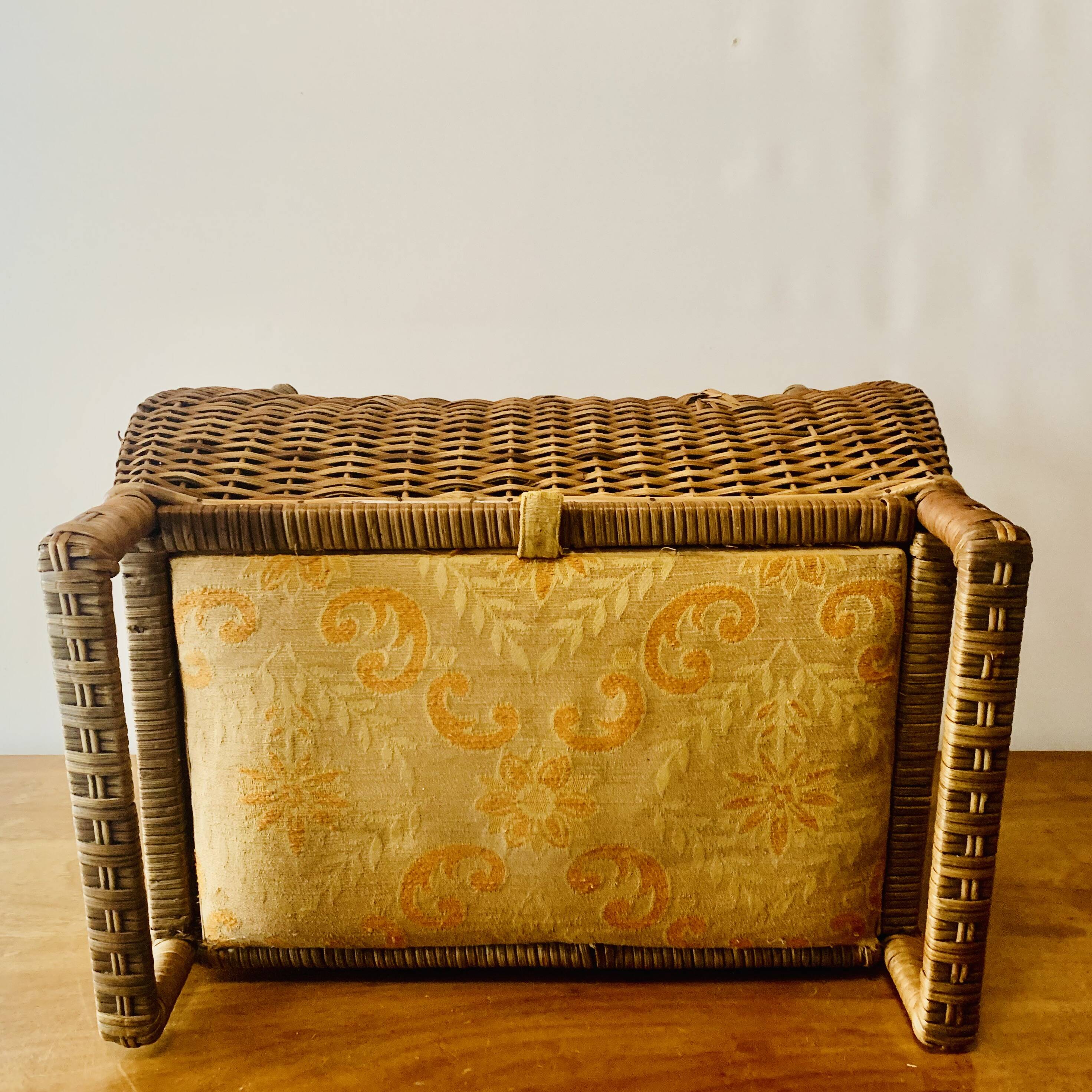 Grand panier à couture vintage en osier - tabouret en tissu matelassé - 1950
