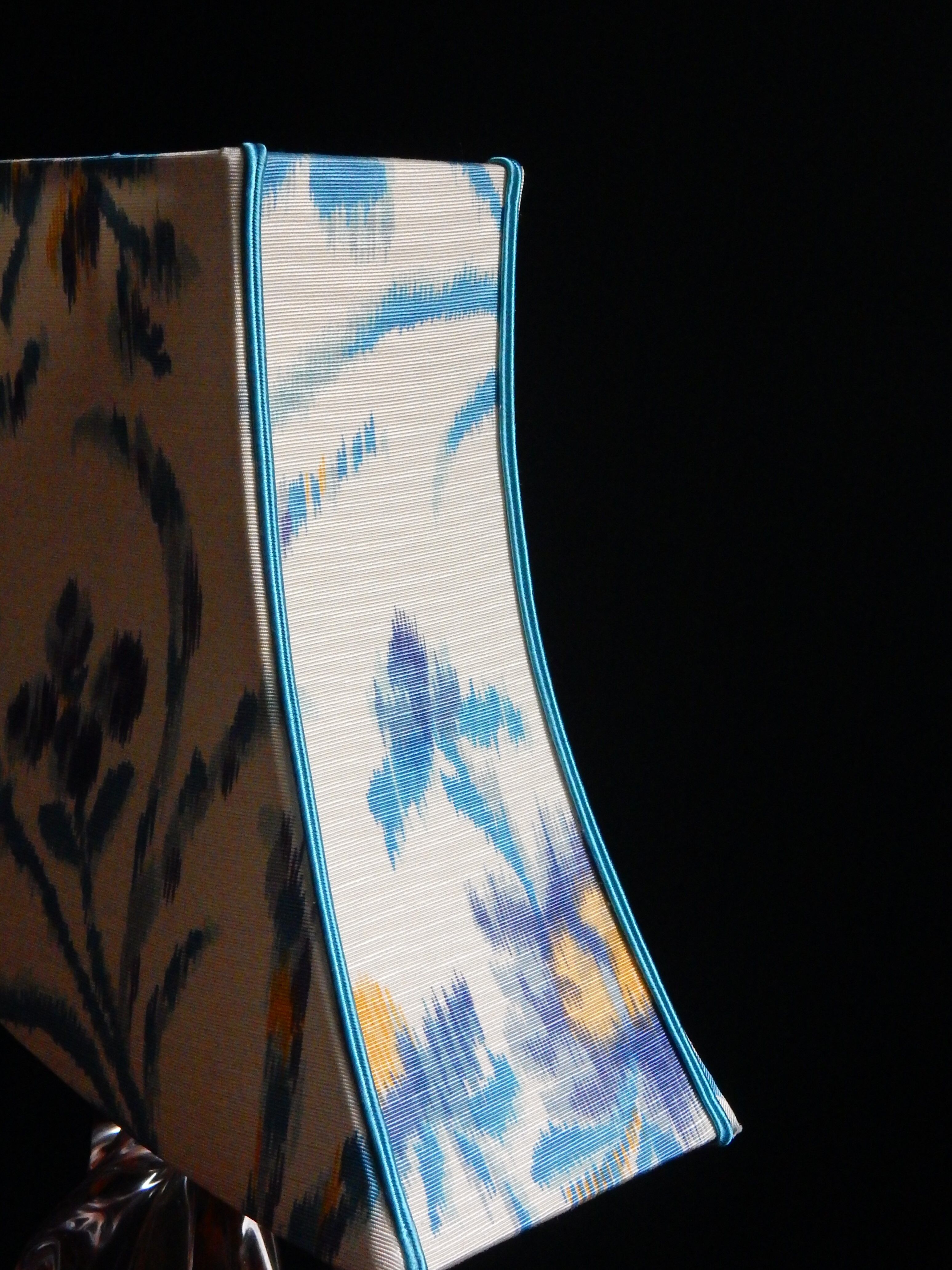 Table lamp Lampshade fabric Ikat and its crystal foot