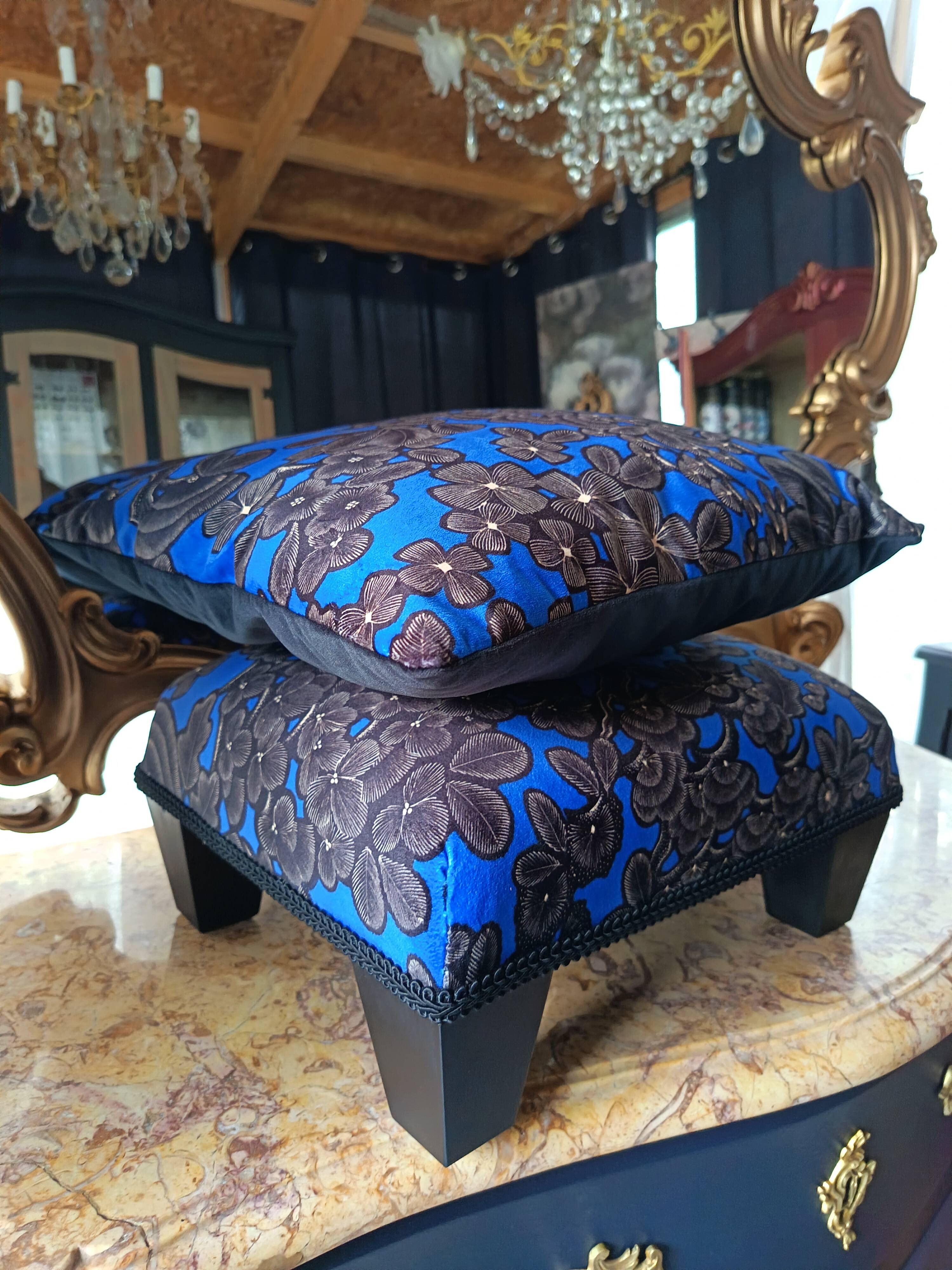 Cushion and its blue phoenix footrest