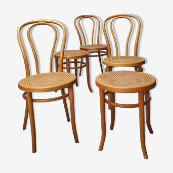 Chaises bistrot et tabourets cannés