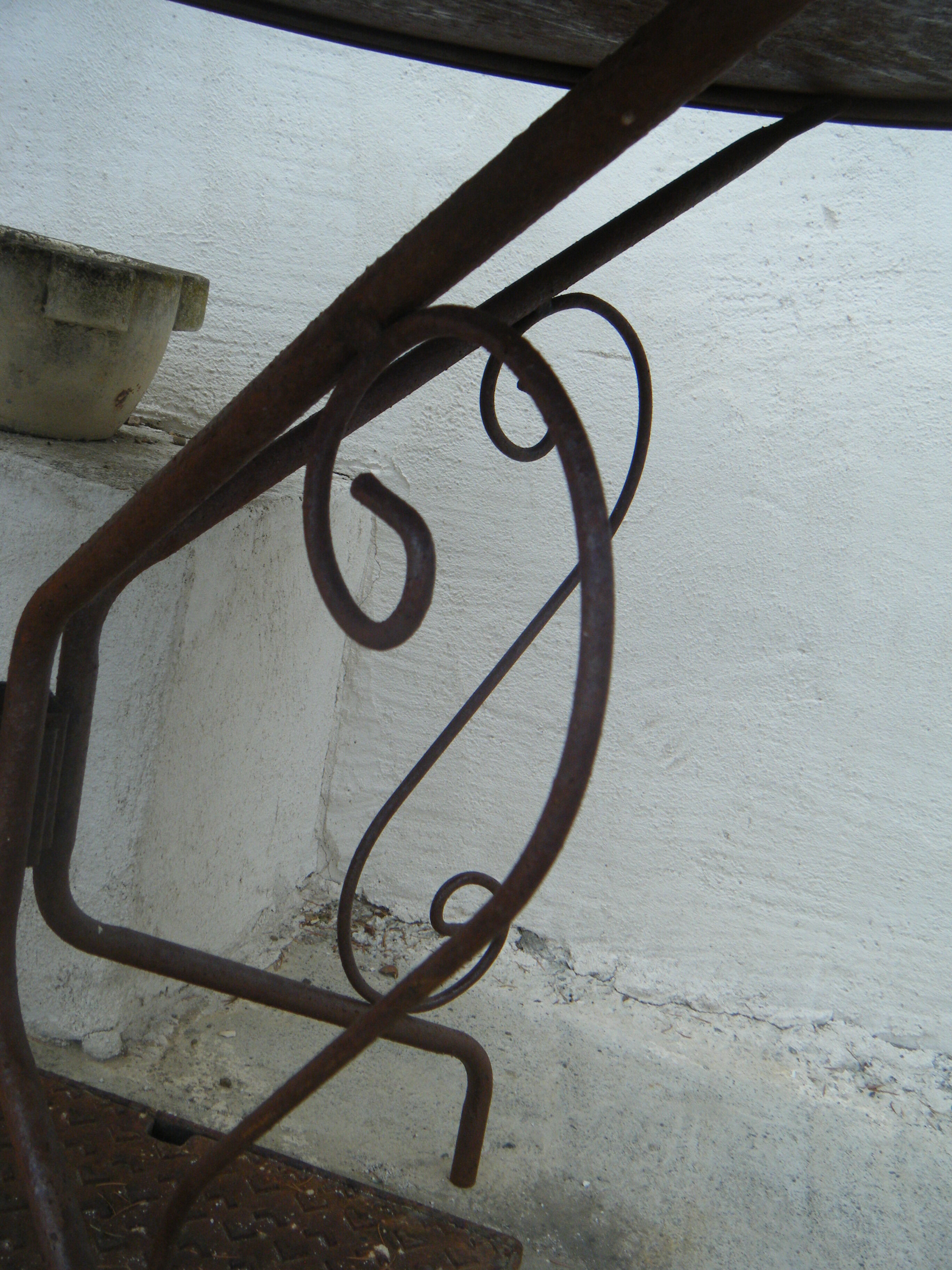 Round metal garden table