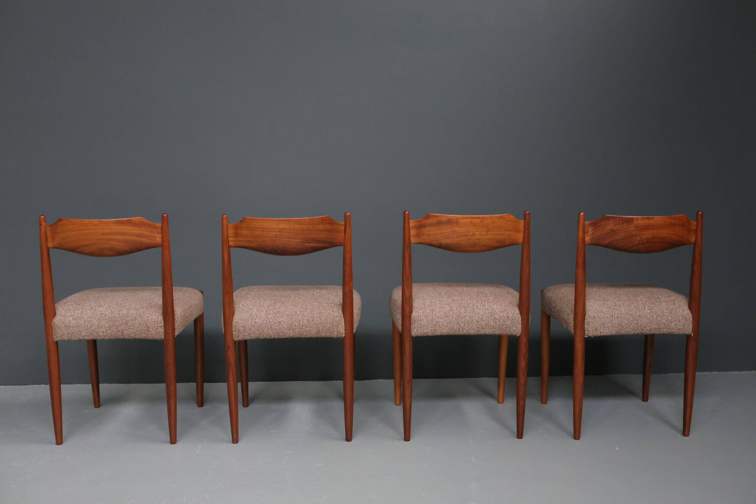 Chaises danoises du milieu du siècle