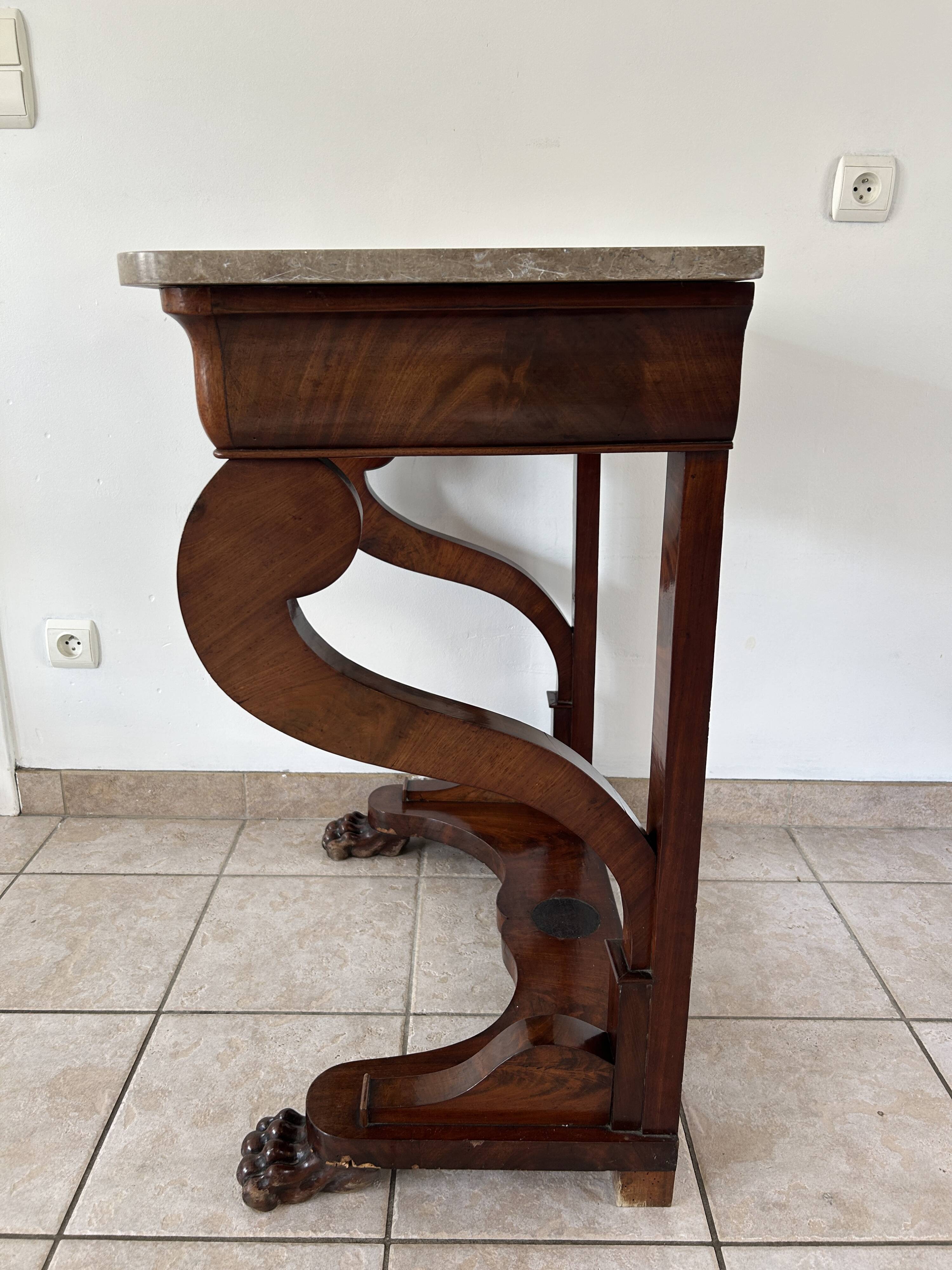 Console d'époque Louis-Philippe, placage d'acajou et marbre