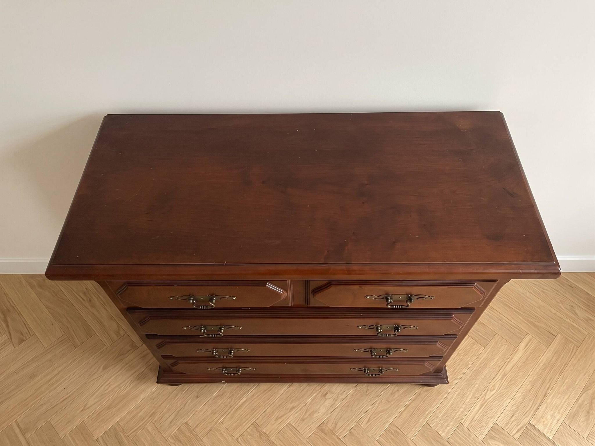 Commode traditionnelle en bois massif