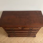 Commode traditionnelle en bois massif
