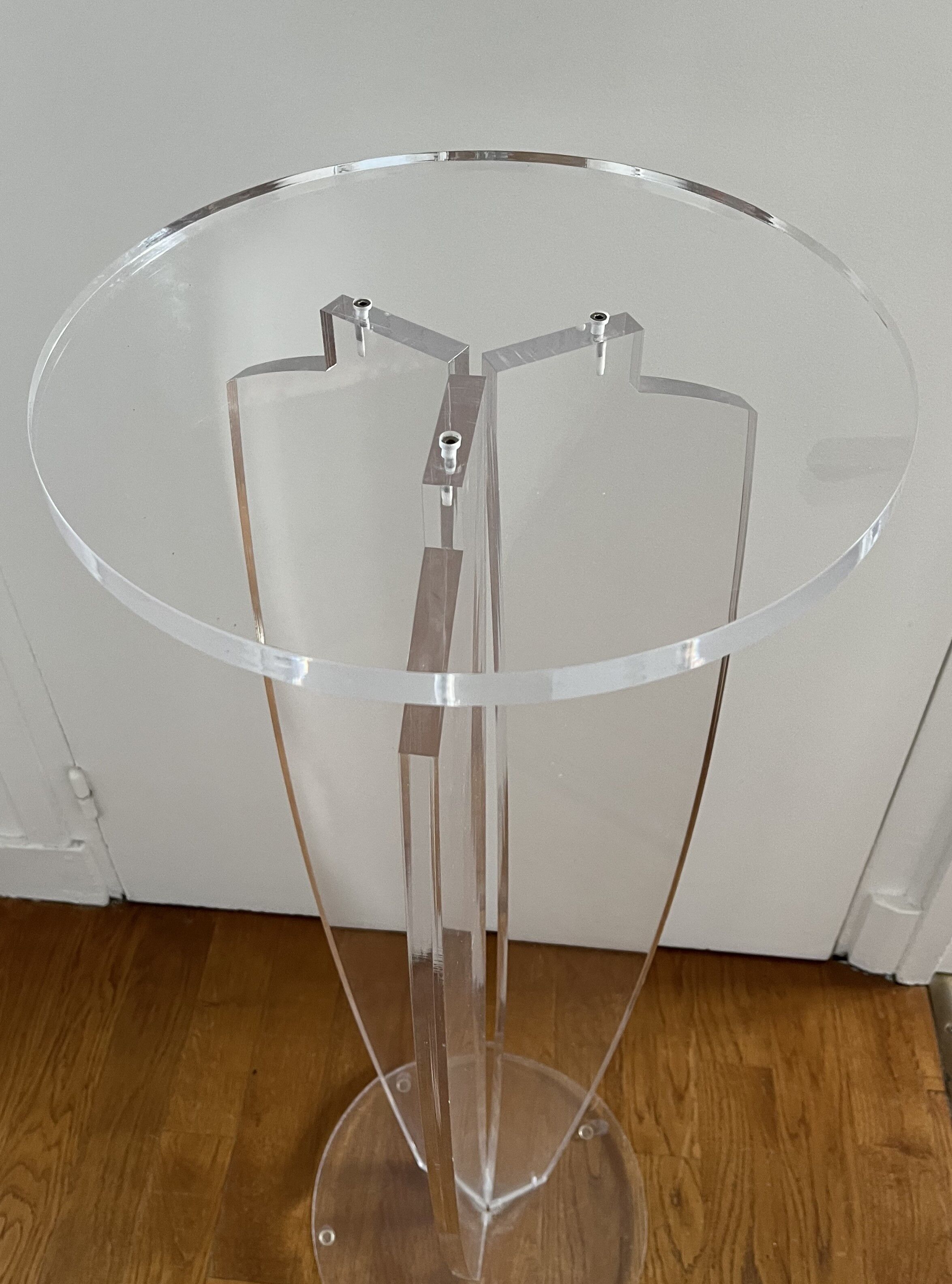 Sellette - Guéridon en plexiglas