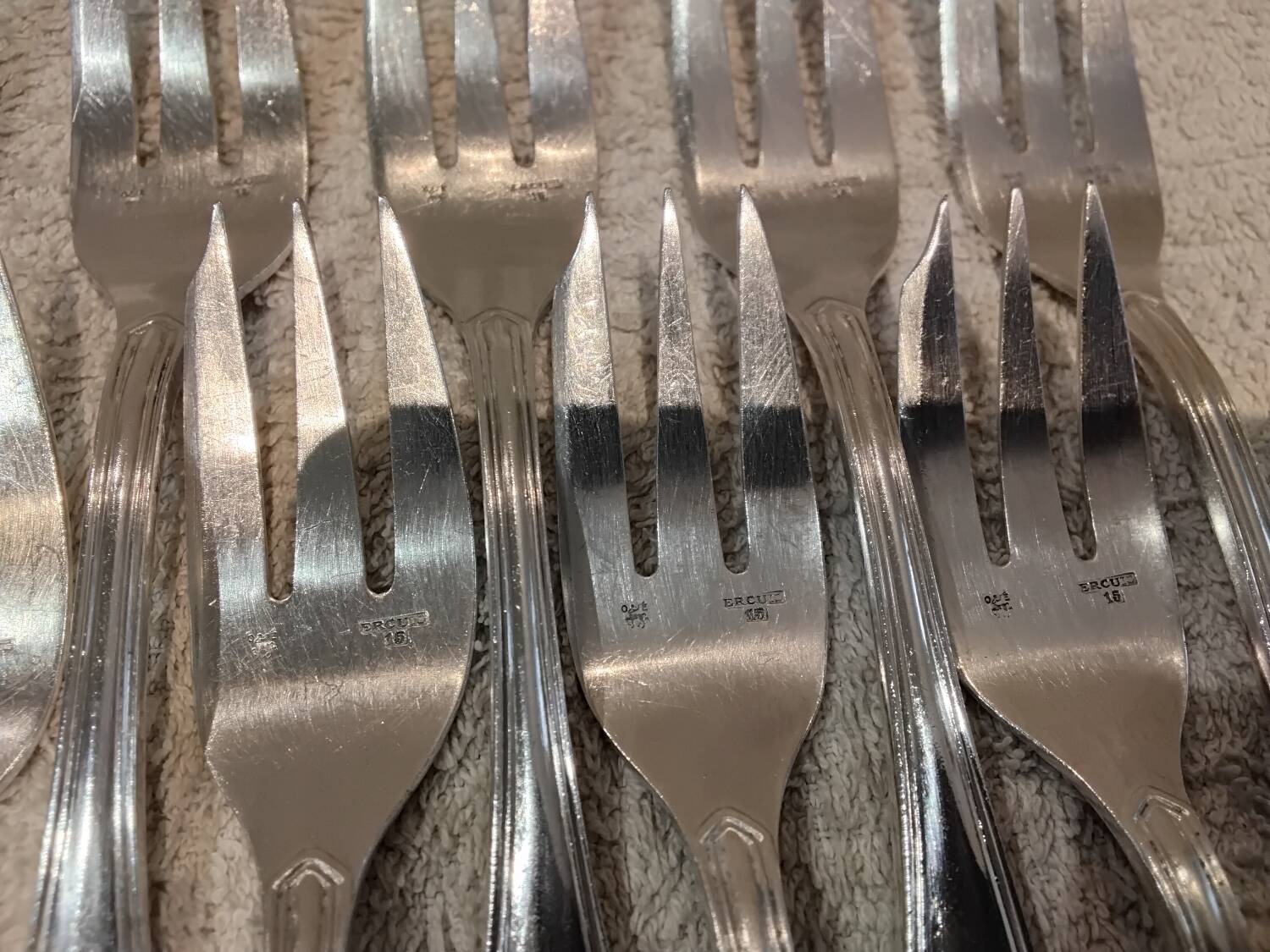 12 silver-plated metal cake forks by Ercuis silversmiths, Contours pattern