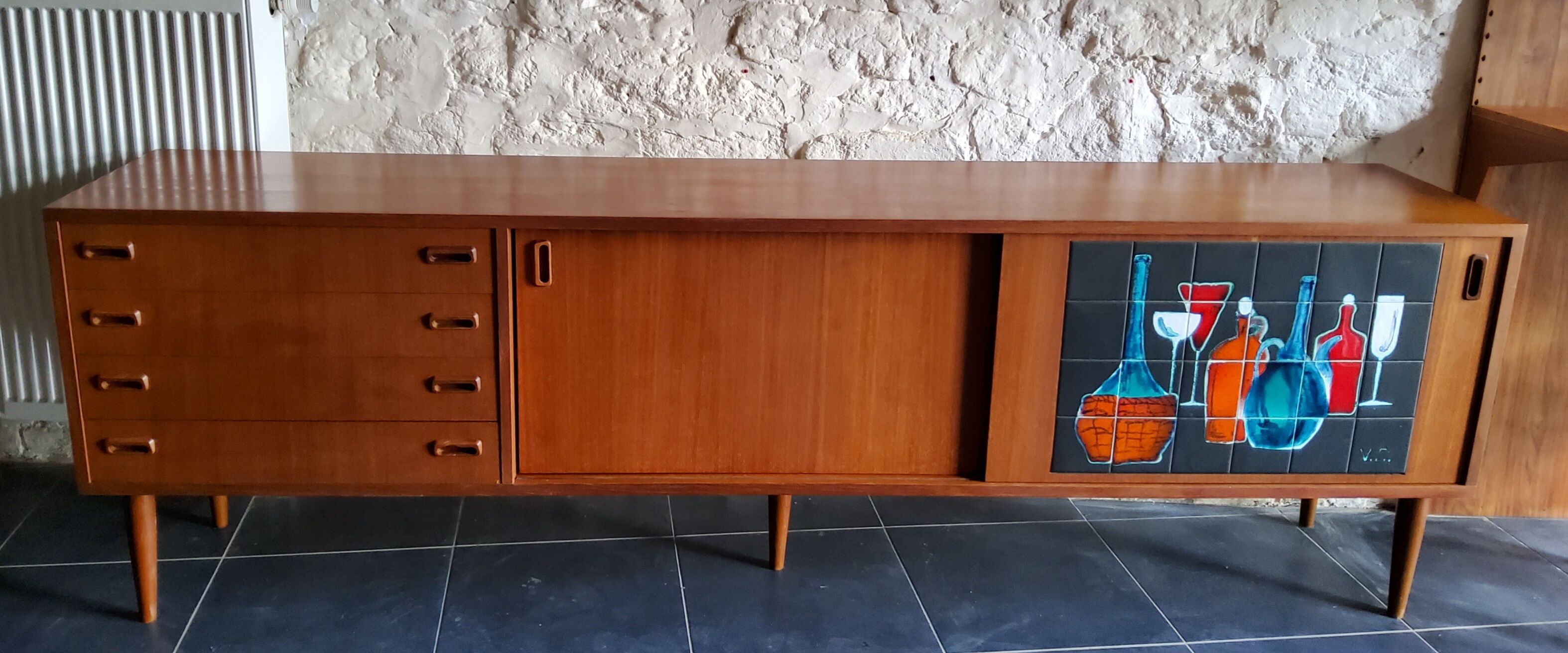 Sidbeoard with sliding doors and ceramic decoration