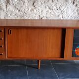 Sidbeoard with sliding doors and ceramic decoration