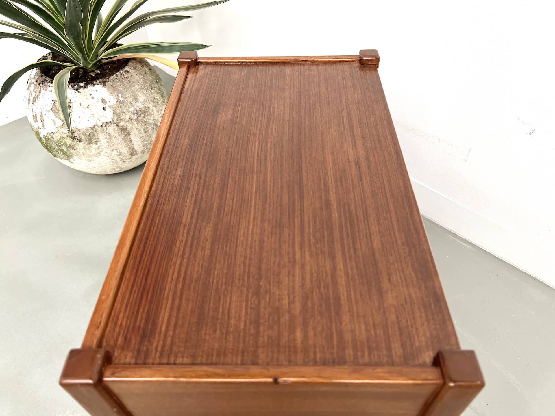 Chevet en teck sculpté, Arne Wahl Iversen