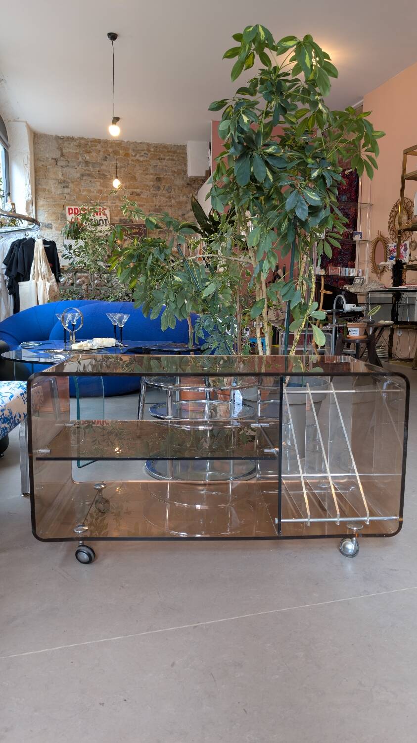 Table d'appoint en plexiglas fumé, années 70