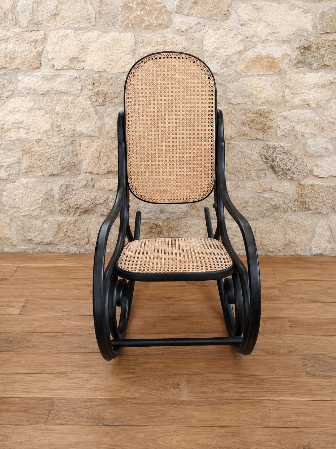Rocking-chair en bois courbé et cannage – esprit Thonet – XXe siècle (br)