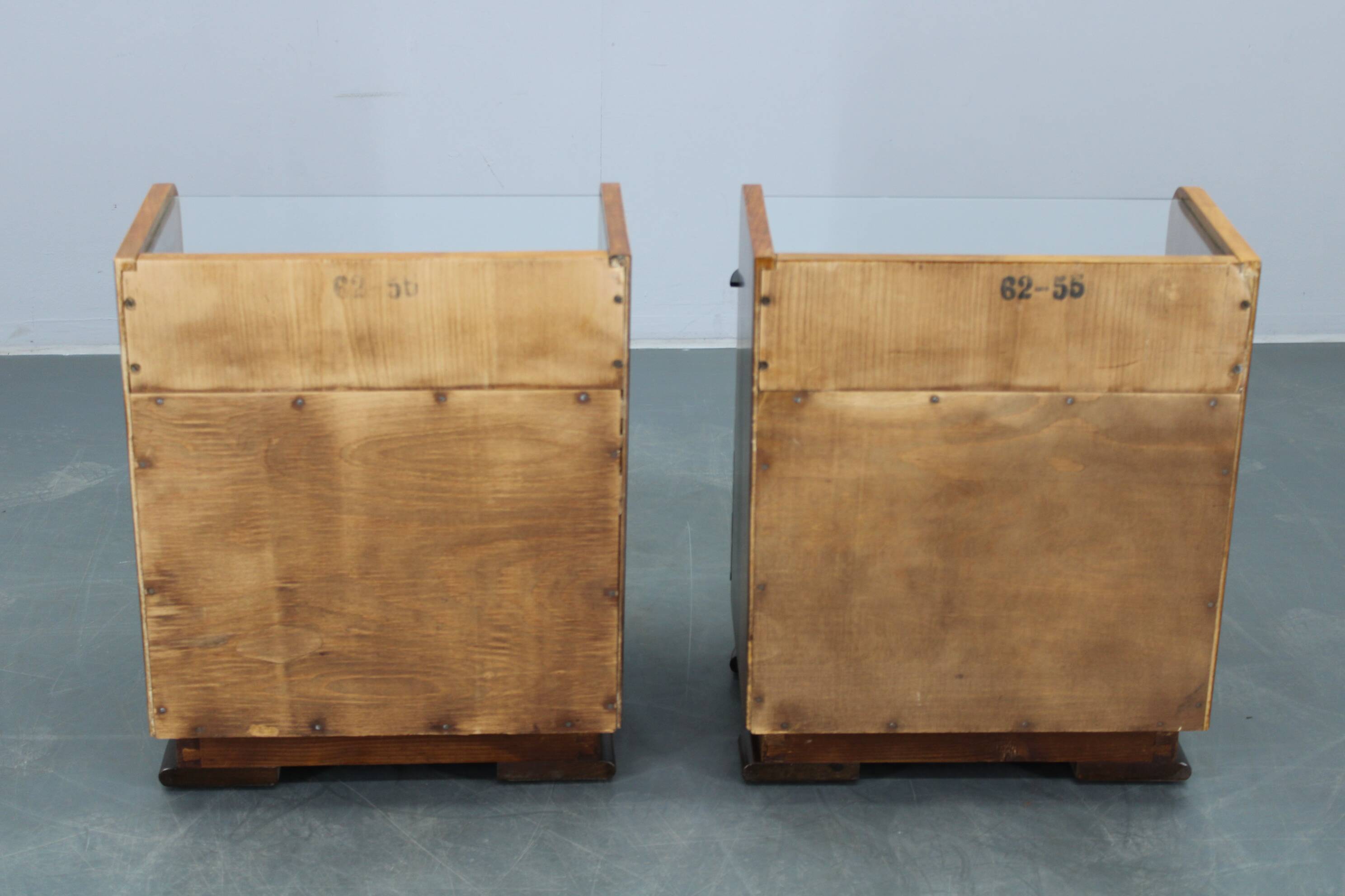 Paire de tables de chevet en noyer, Tchécoslovaquie années 1940