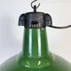 Lampe à suspension industrielle en émail vert, années 1960
