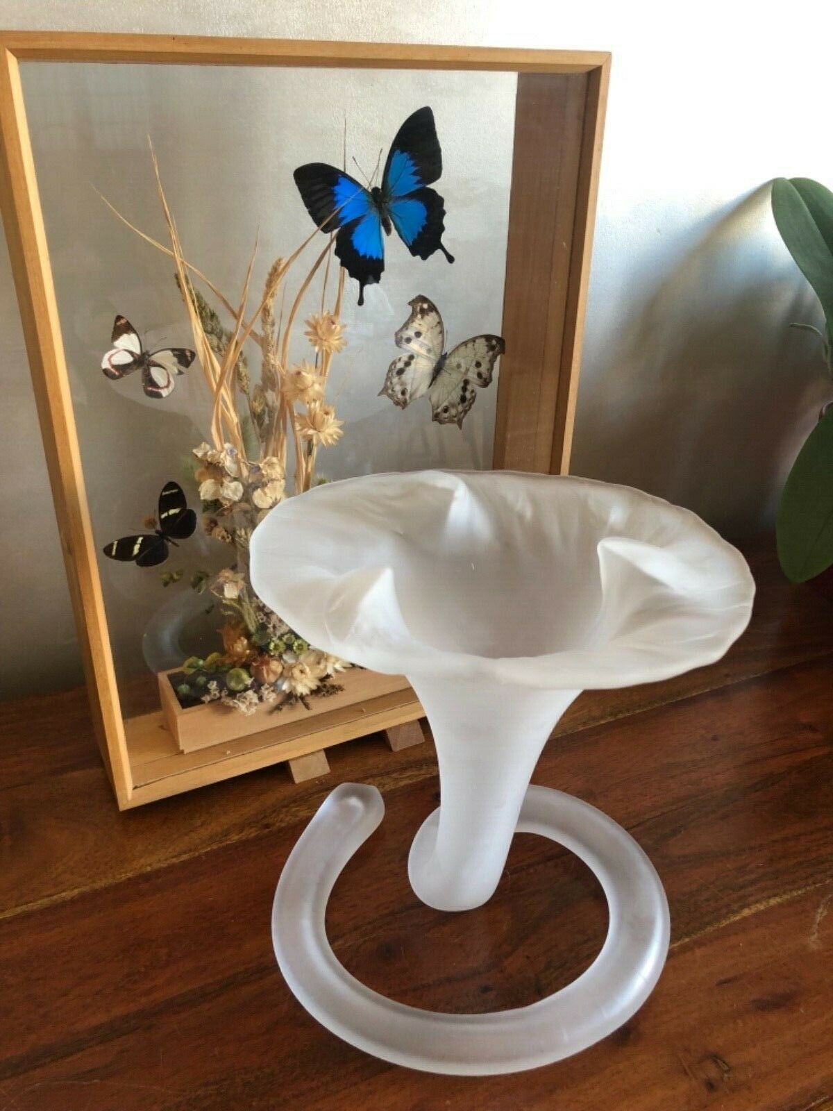Tulip-shaped glass paste vase with vintage collar