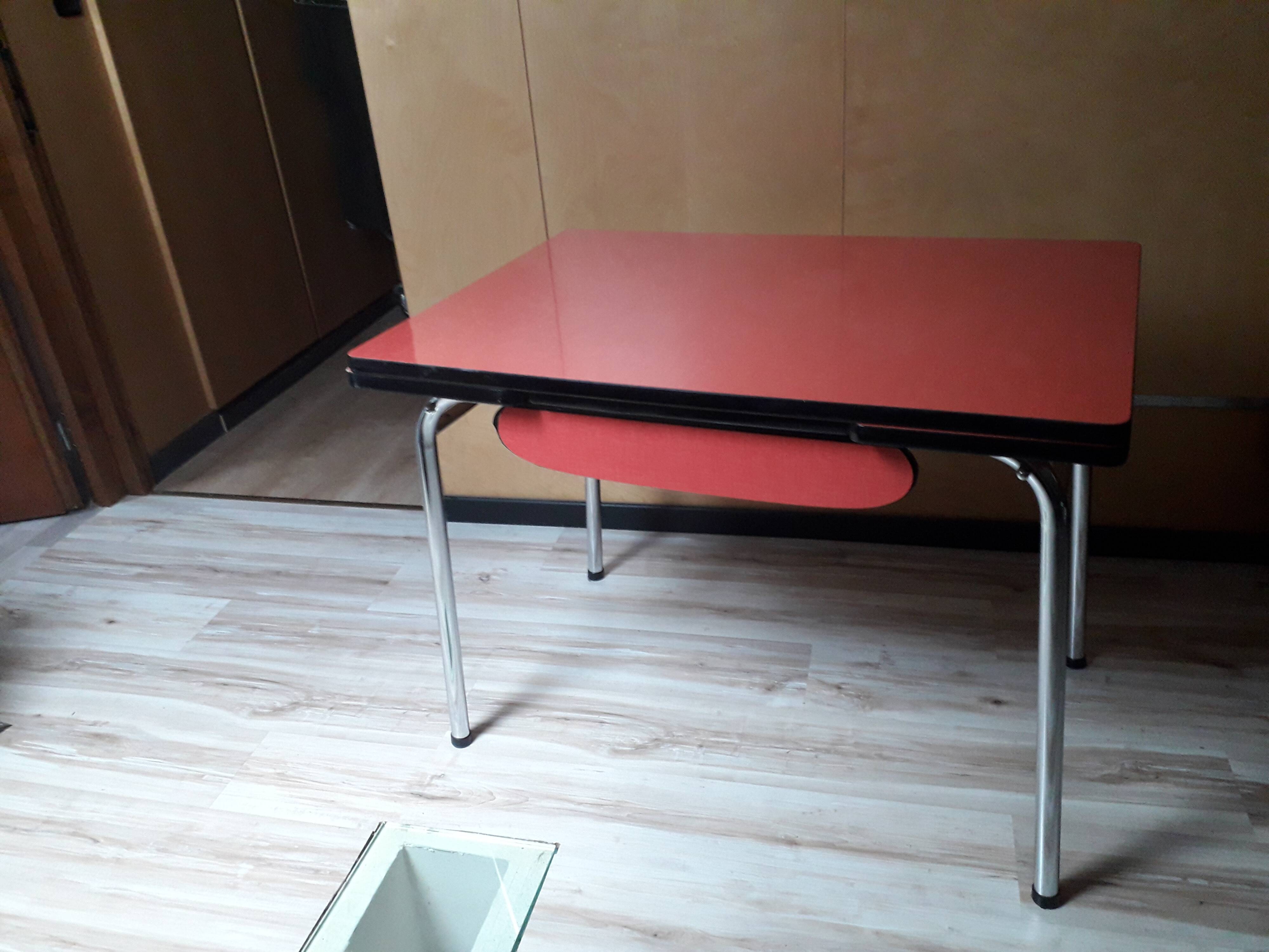 Table en formica rouge vintage