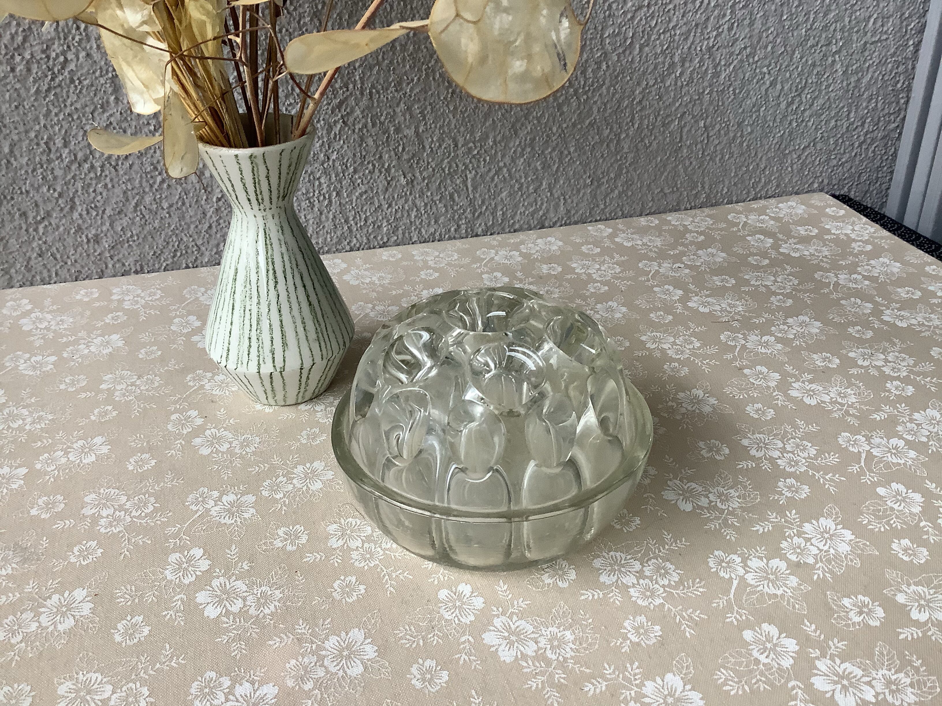 Pique Glass Flowers 19 holes, Frog Vase