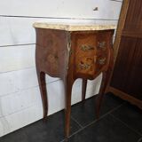 Table de chevet galbée style Louis XV en marqueterie