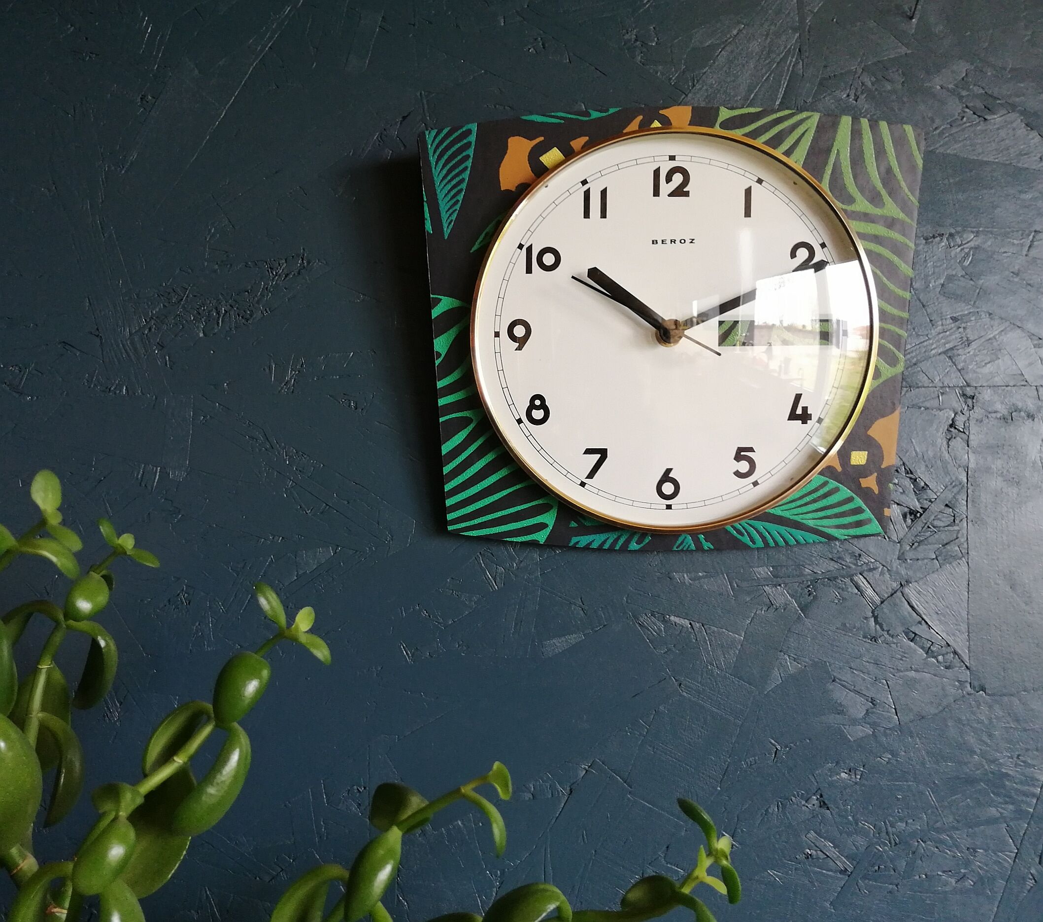 Vintage formica silent wall clock "Beroz ochre green"