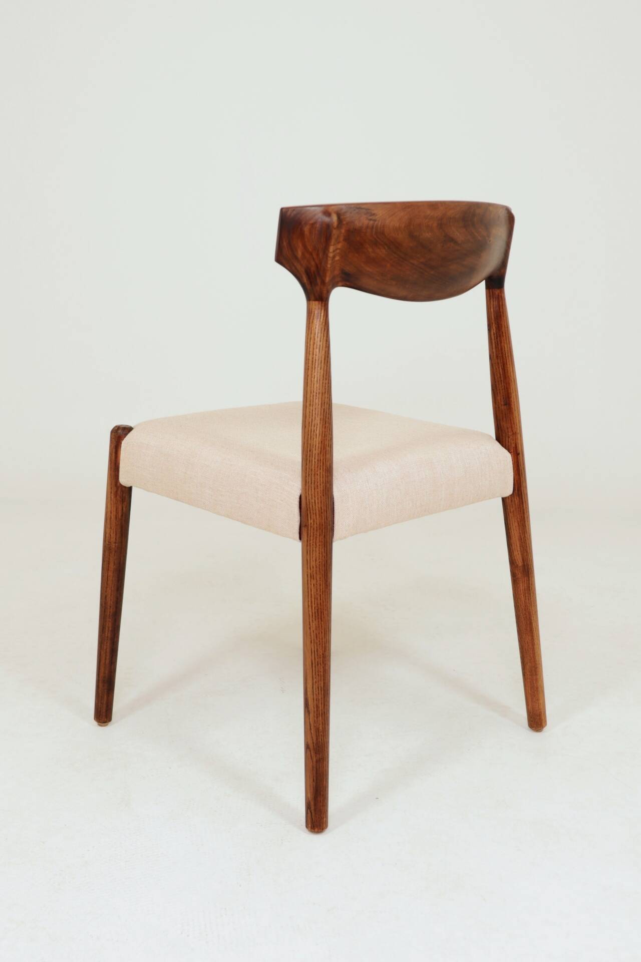 Set of two dining chairs in Scandinavian design.