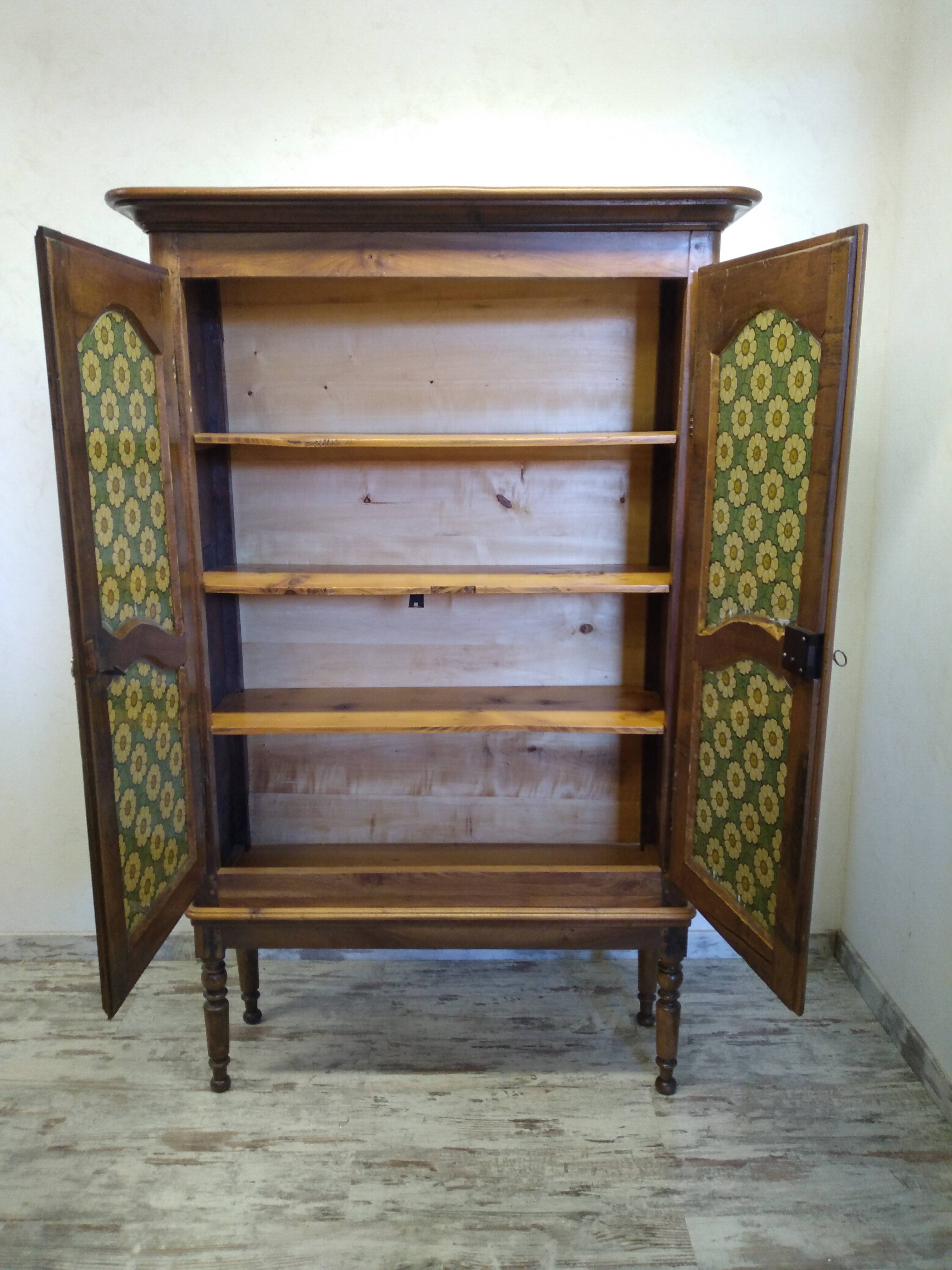 Atypical antique showcase