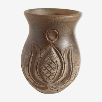 Vase en terre à motifs ciselés de Hongrie