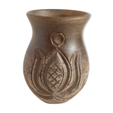 Vase en terre à motifs ciselés de Hongrie