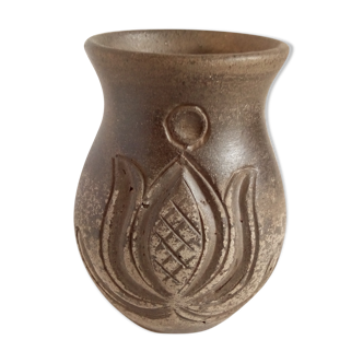 Vase en terre à motifs ciselés de Hongrie