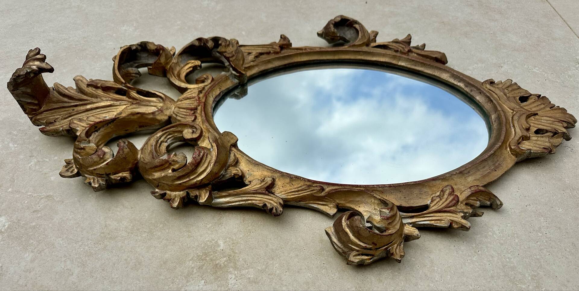 Miroir en bois doré sculpté .