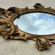 Miroir en bois doré sculpté .