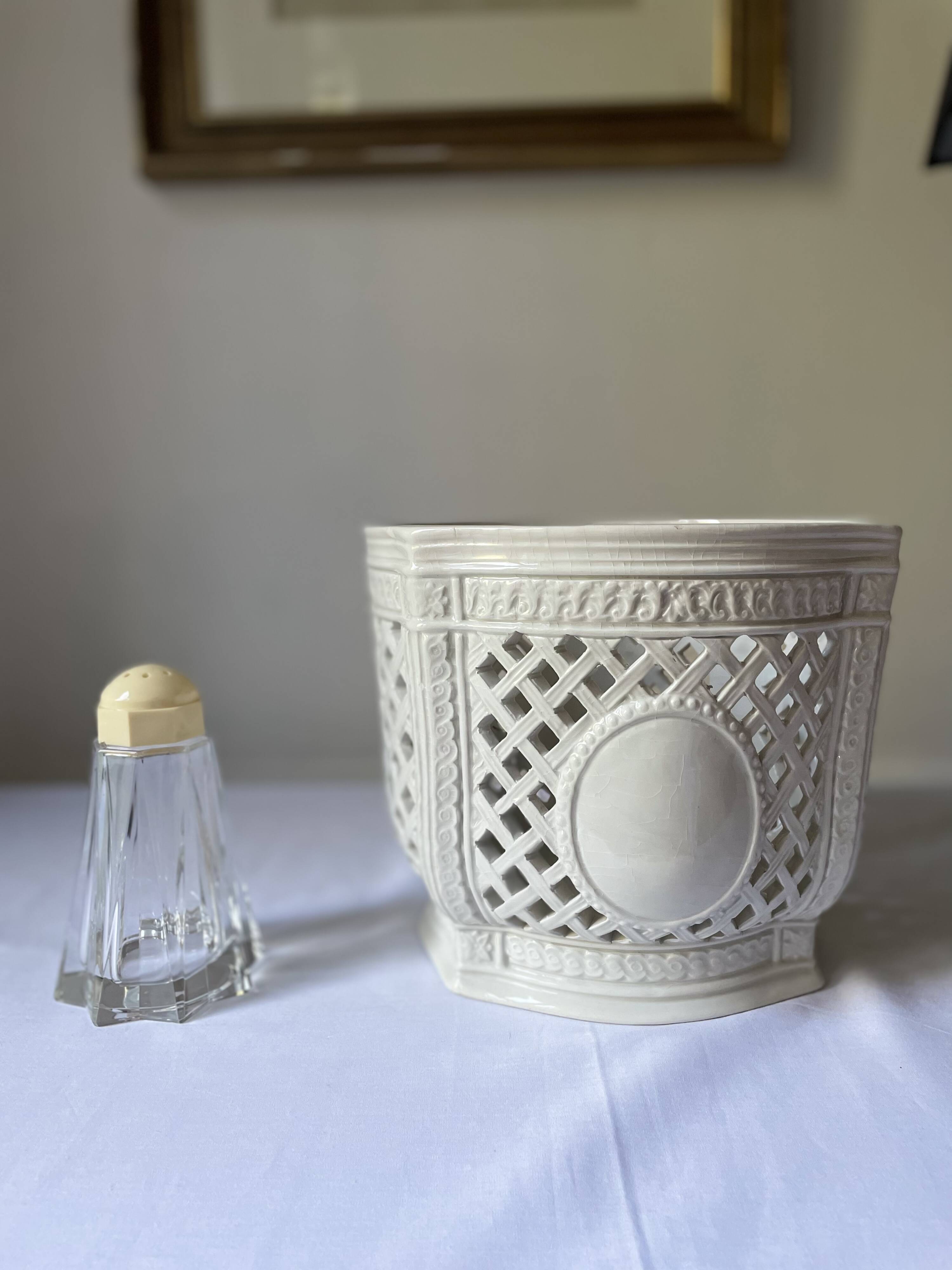 Reticulated pot cover in Italian porcelain