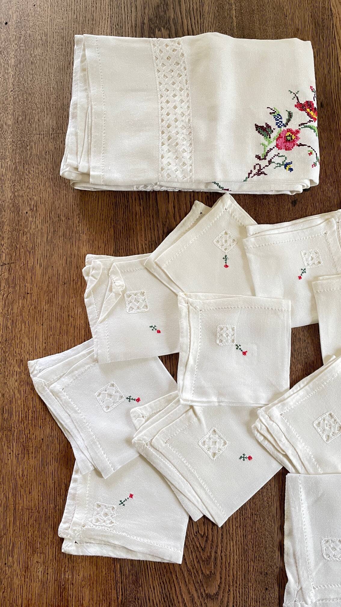 Embroidered tablecloth and 12 vintage napkins