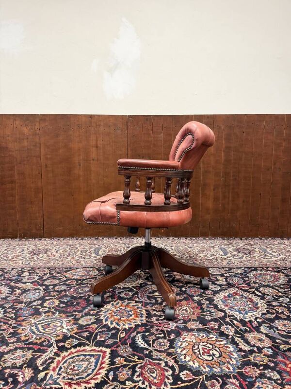 Chaise de bureau Chesterfield anglaise classique de couleur saumon