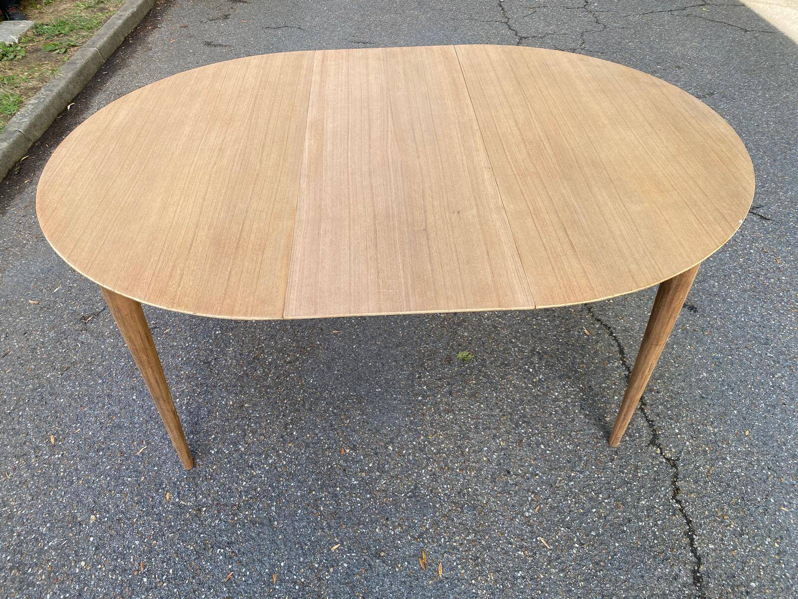 Table à manger scandinave ronde extensible décapée en teck brut 1950