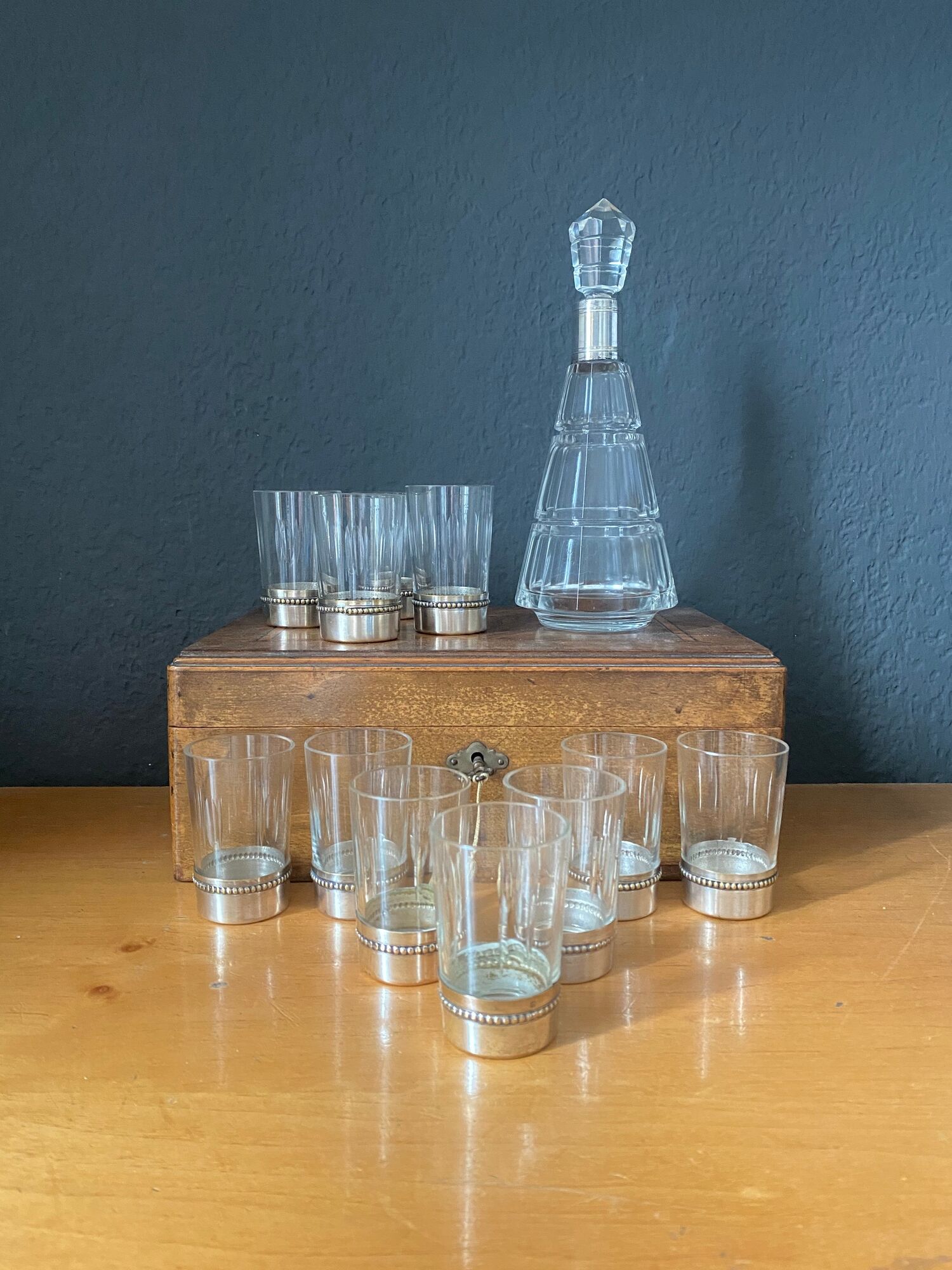 Liquor decanter in crystal and silver metal and matching glasses thereof