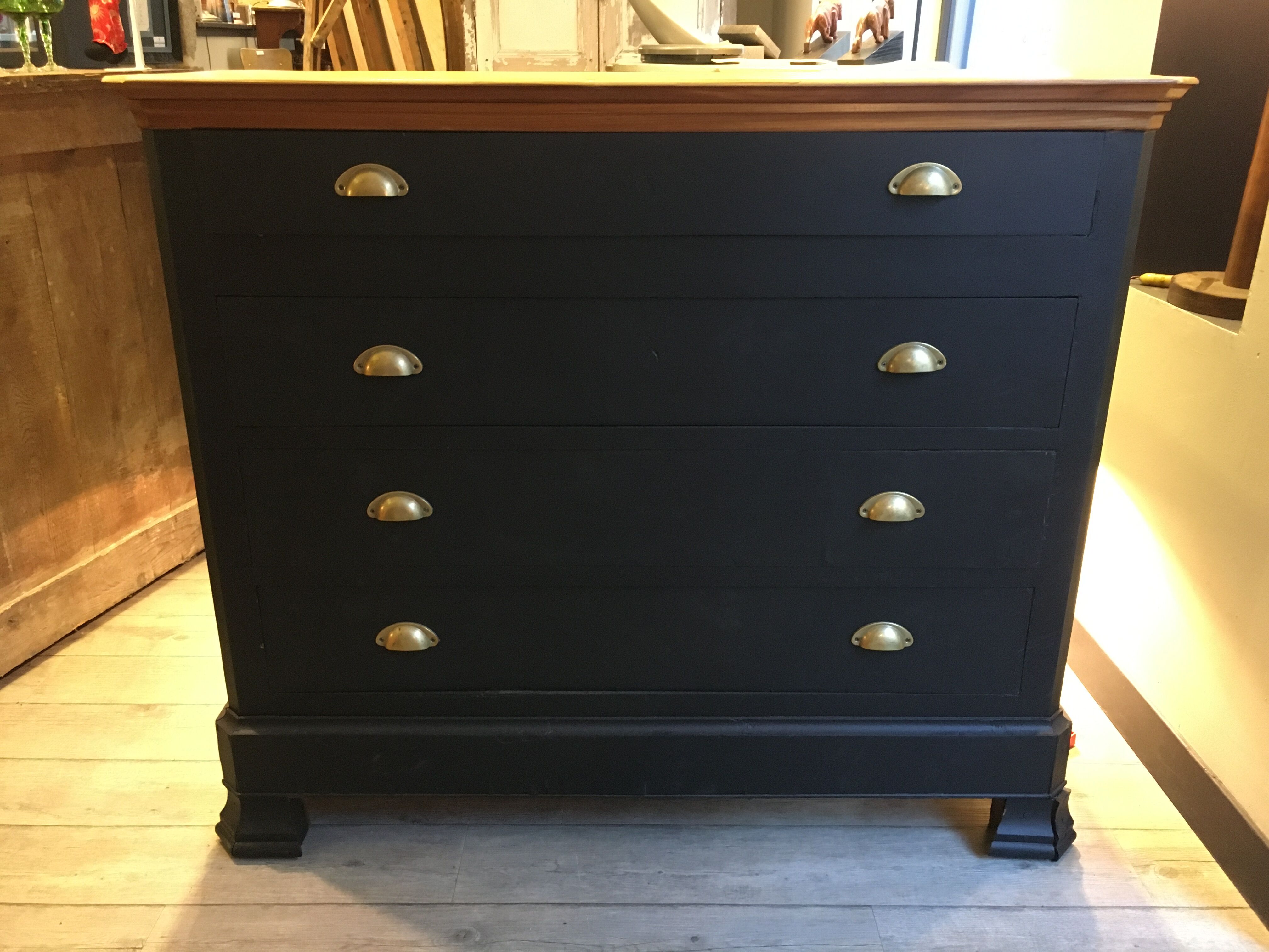 Old oak chest of drawers
