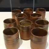 Ensemble de 10 verres à thé japonais en grès partiellement émaillé