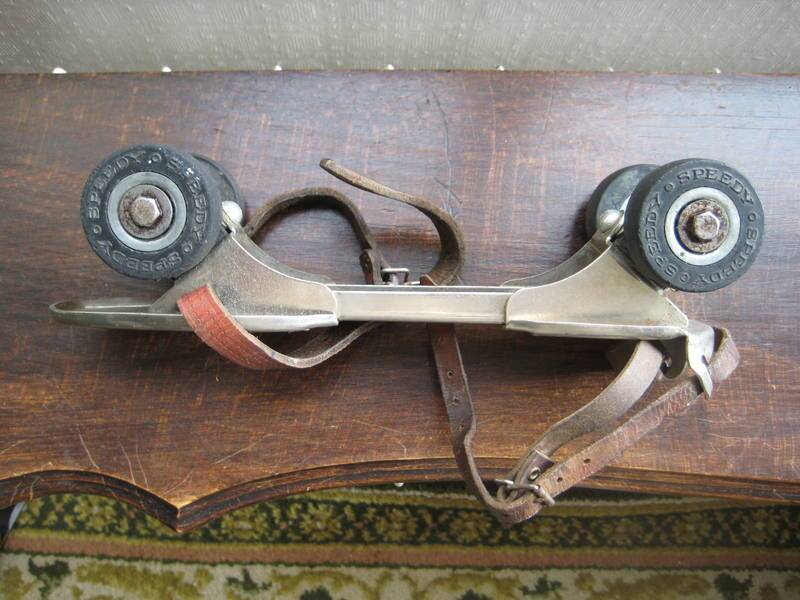 patins à roulettes 1945  sports  Une Paire soit  2 patins à roulettes acier