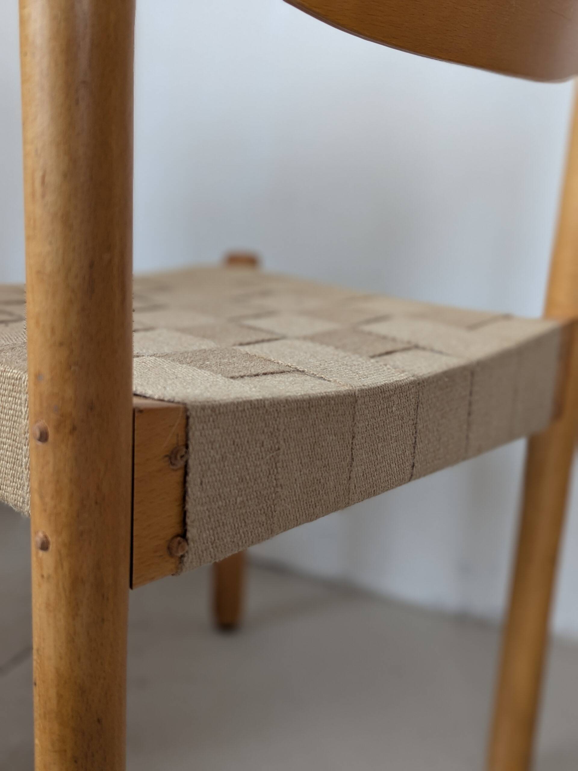 Set of 6 stackable chairs in beech and jute.