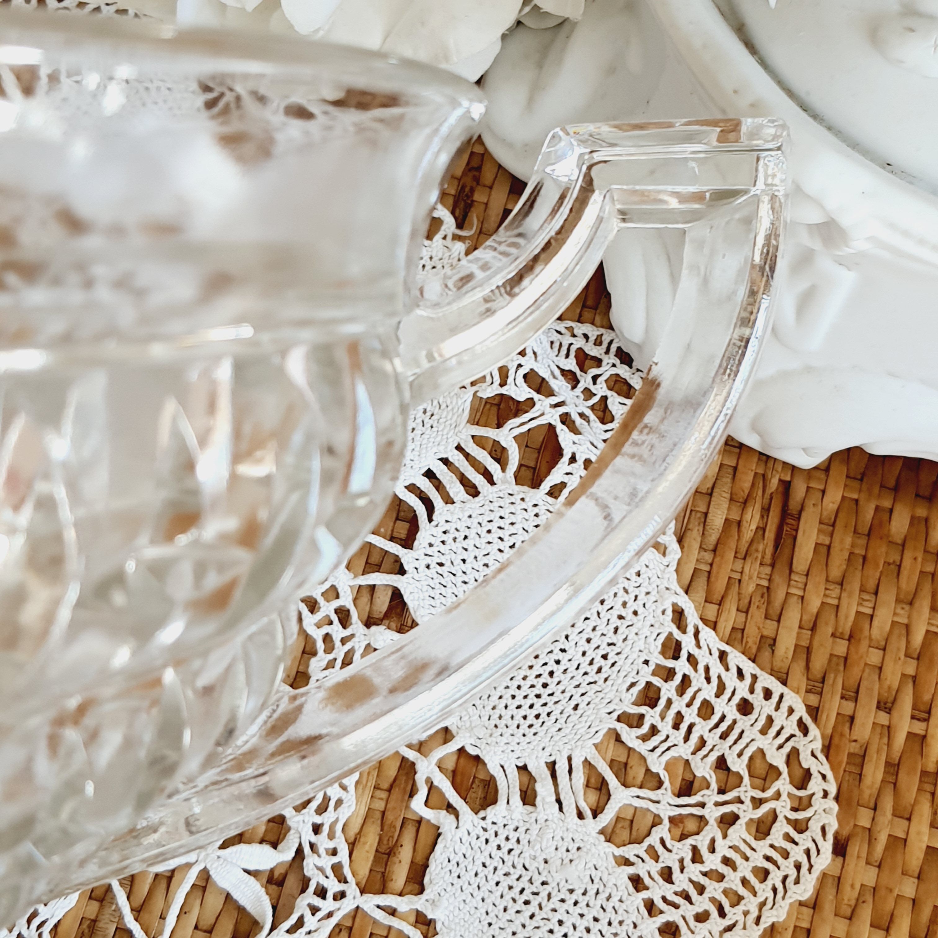 Hollow dish on piedouche with 2 glass handles
