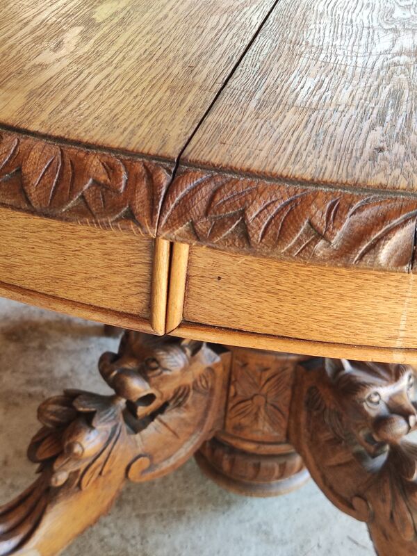 Table ovale en chêne blond sculpté - dite table de chasse