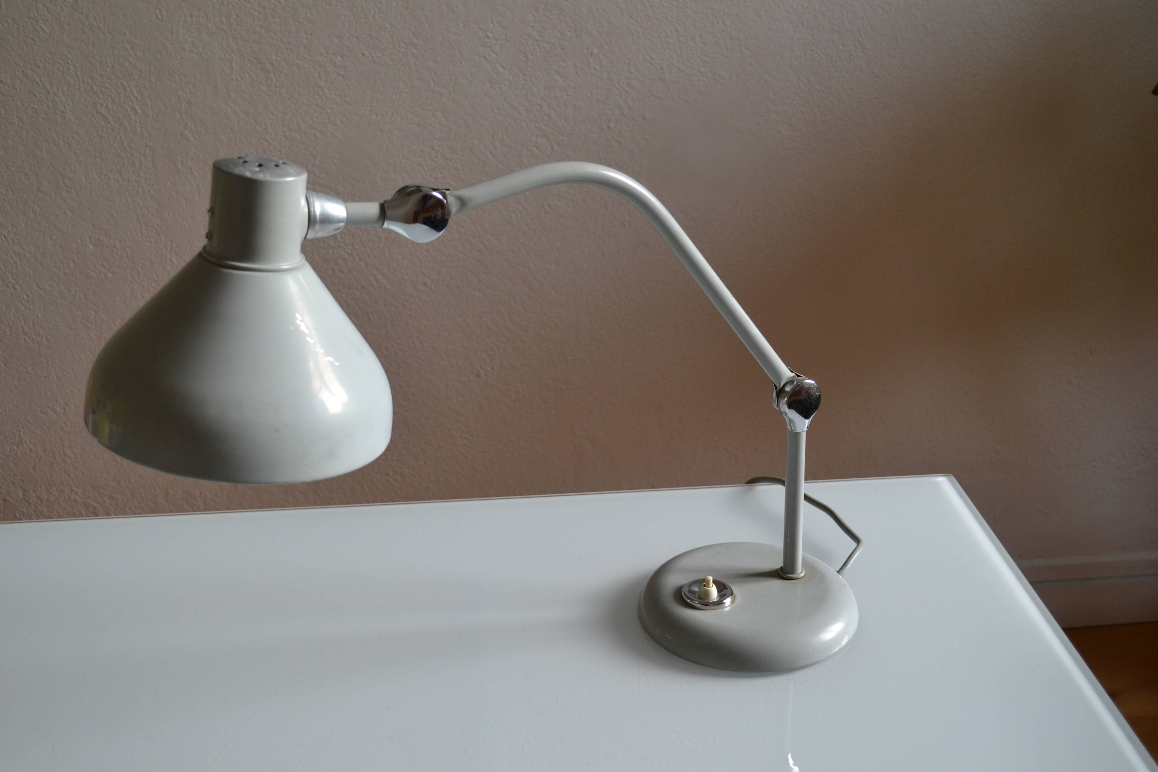 Jumo GS1 light grey table lamp