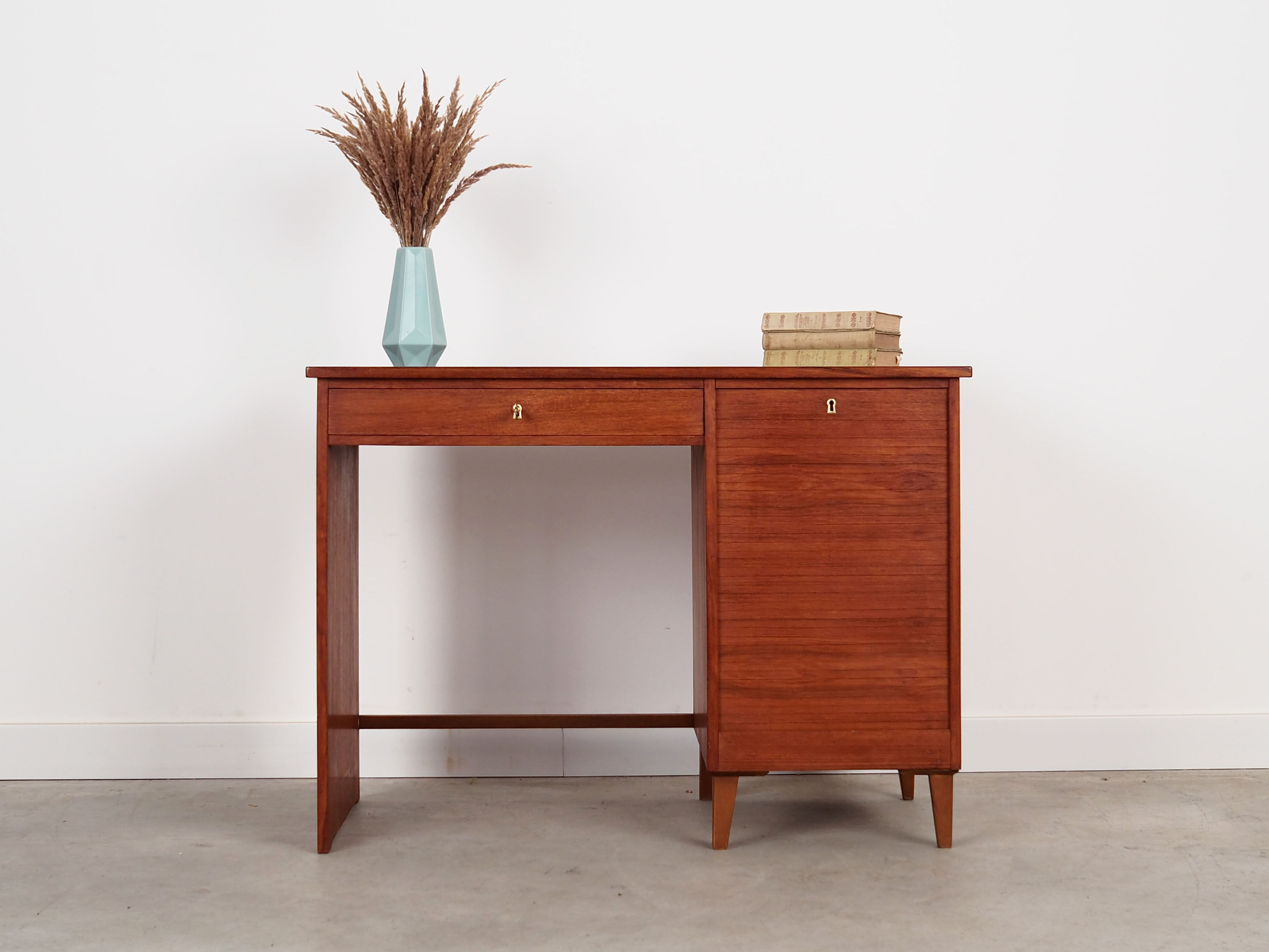 Bureau en teck, design danois, années 1960, production: Danemark