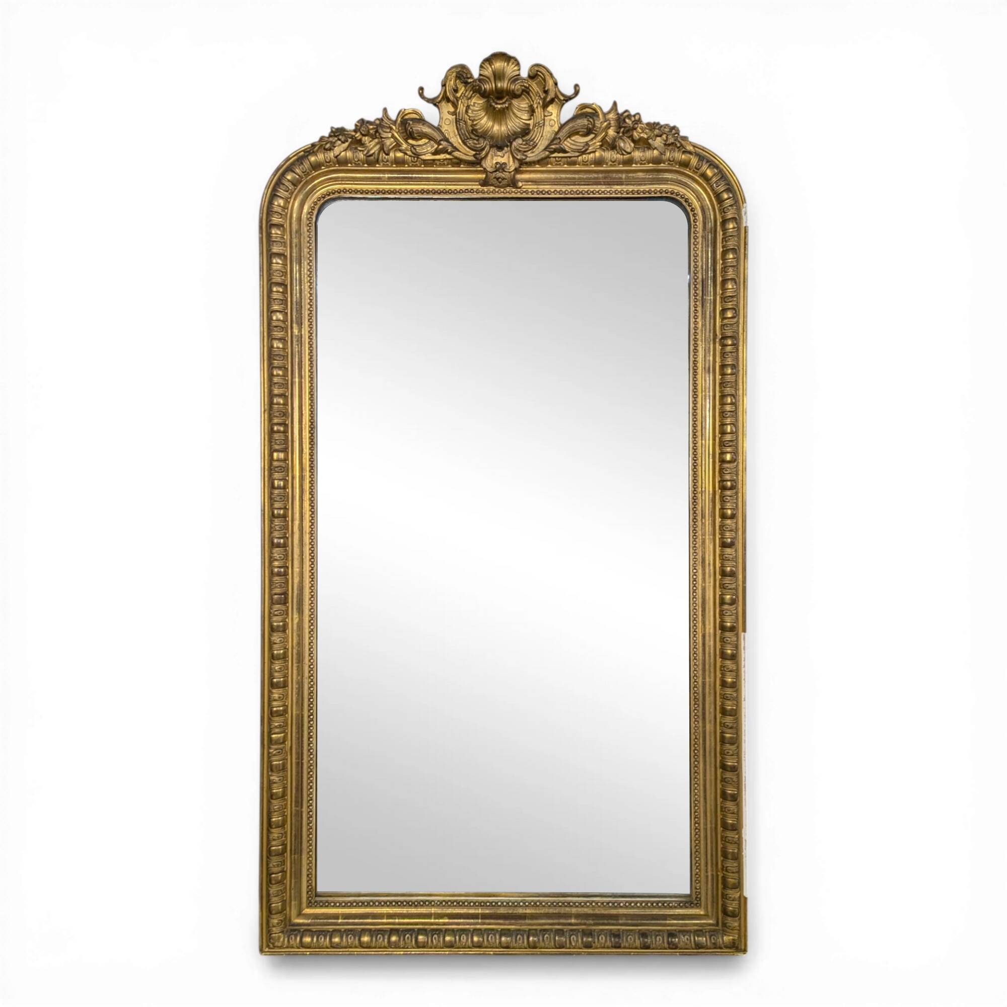 Golden mirror from the Napoleonic III era with shells and fluting.