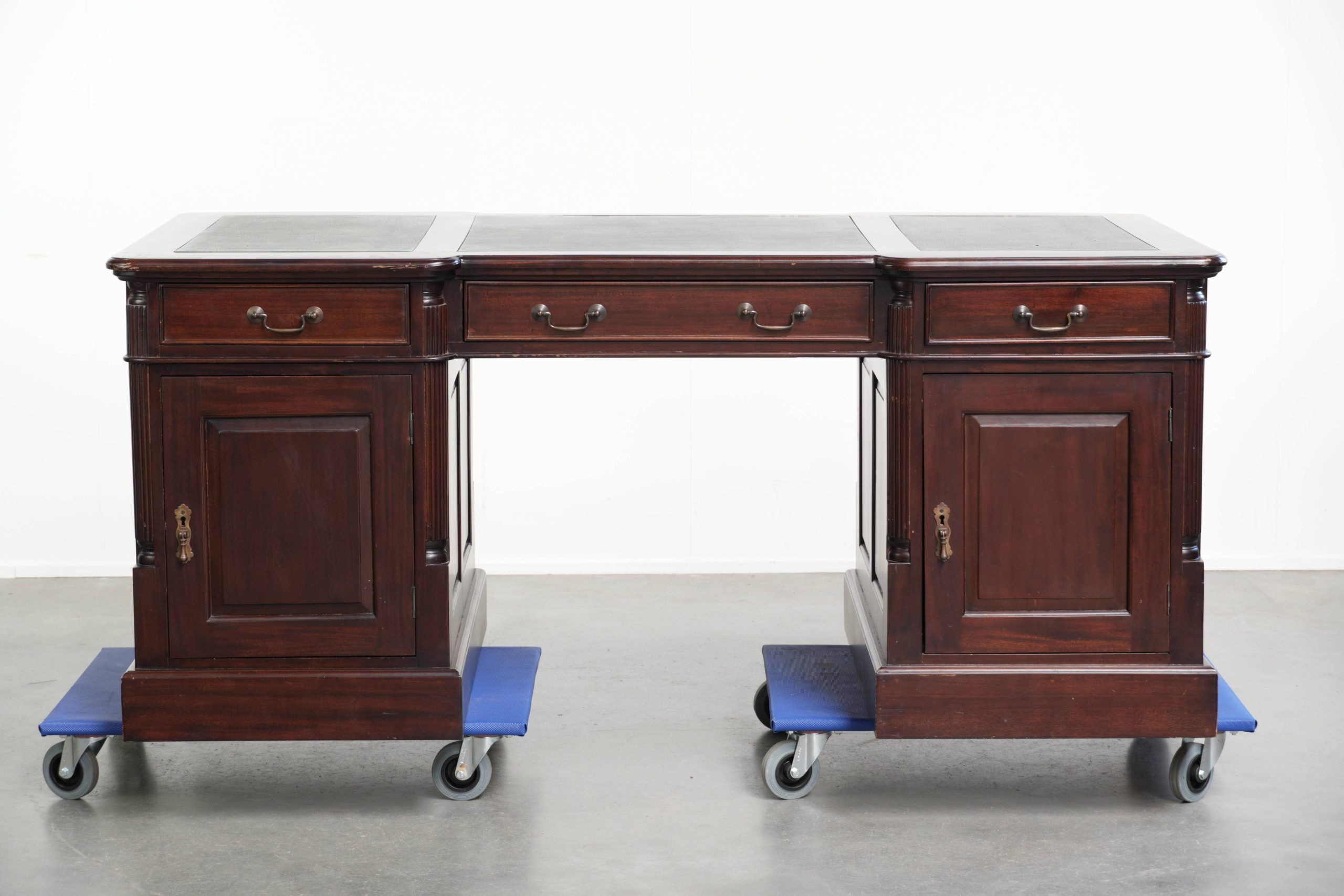 Partner desk in English style with dark wood and a green leather top