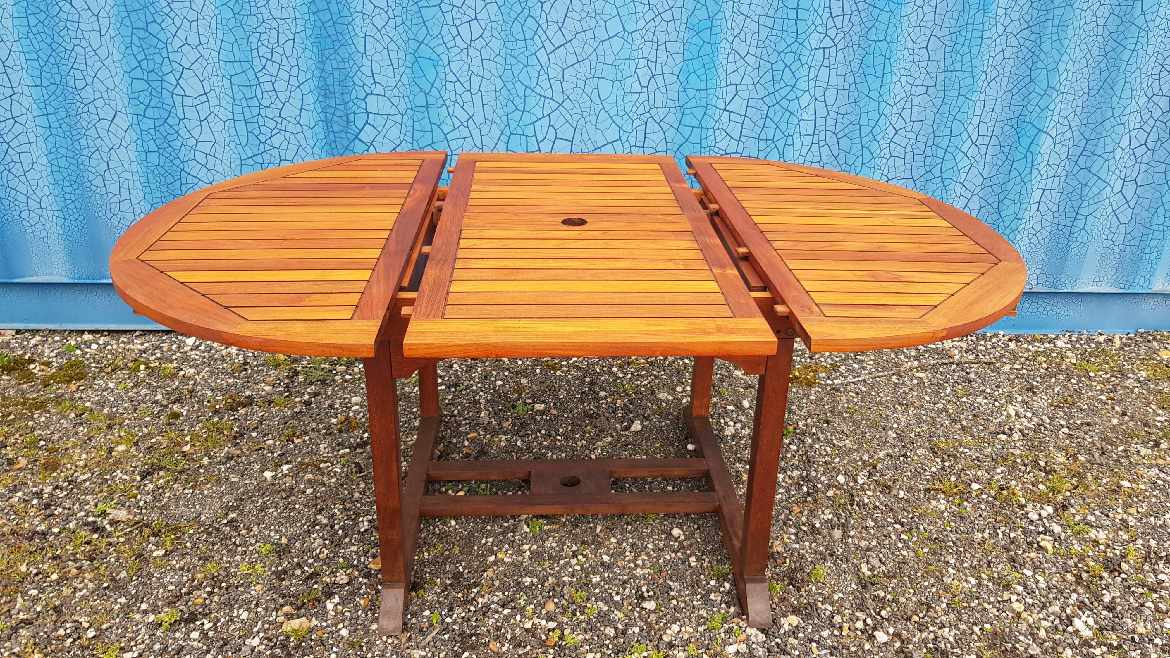 Stretchable garden dining table in solid teak