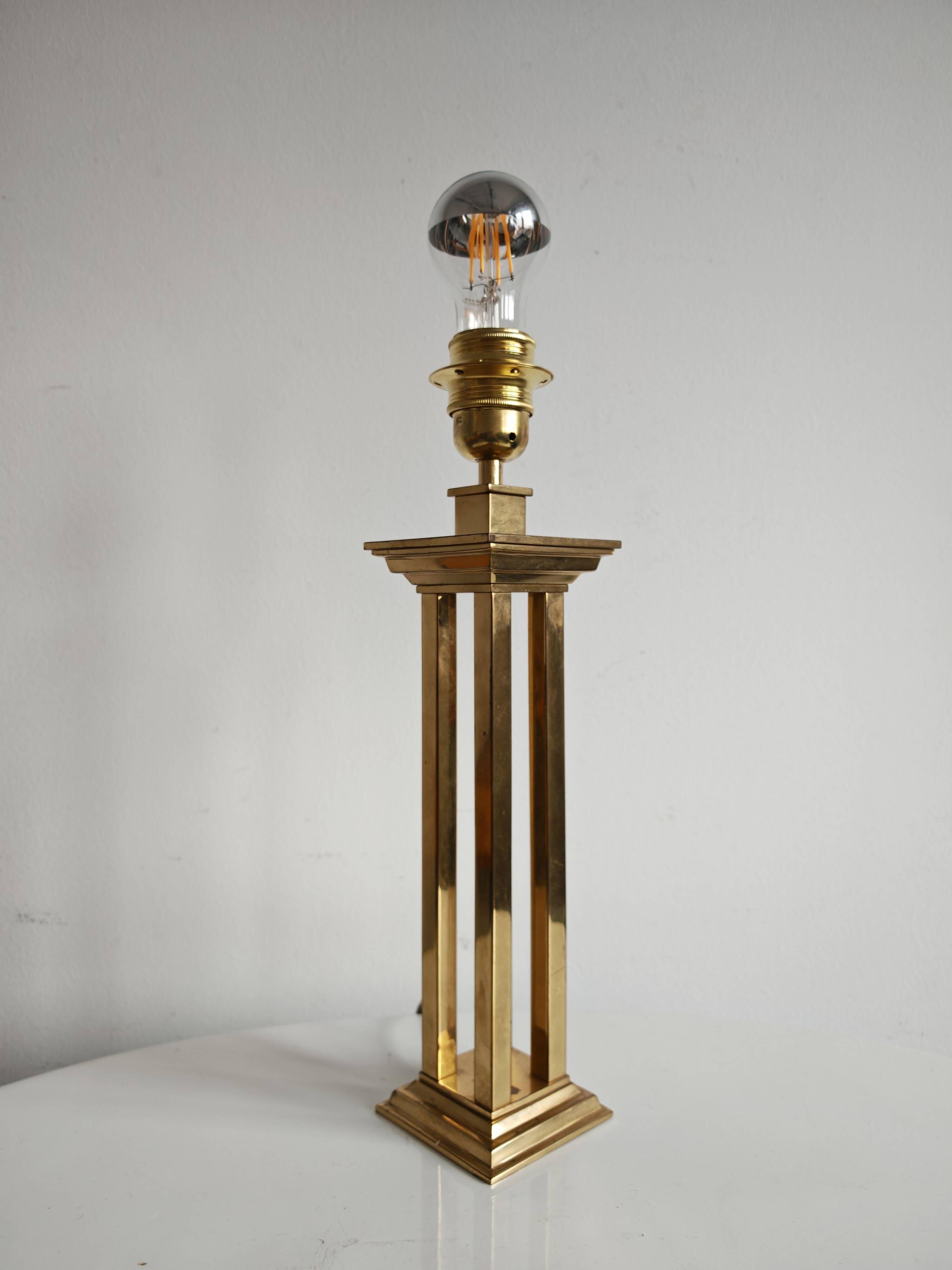Hollywood Regency table lamp in gilded brass in the style of Willy Rizzo from the 1960s.