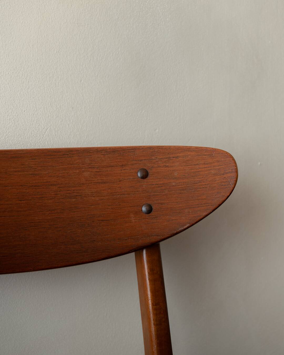 Ensemble de 6 chaises de salle à manger danoises des années 50 · Teck et Skai noir
